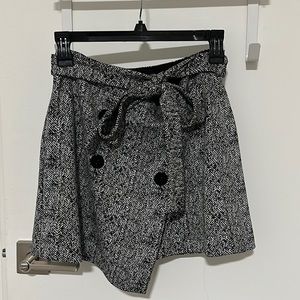 Express Black and white houndstooth skort